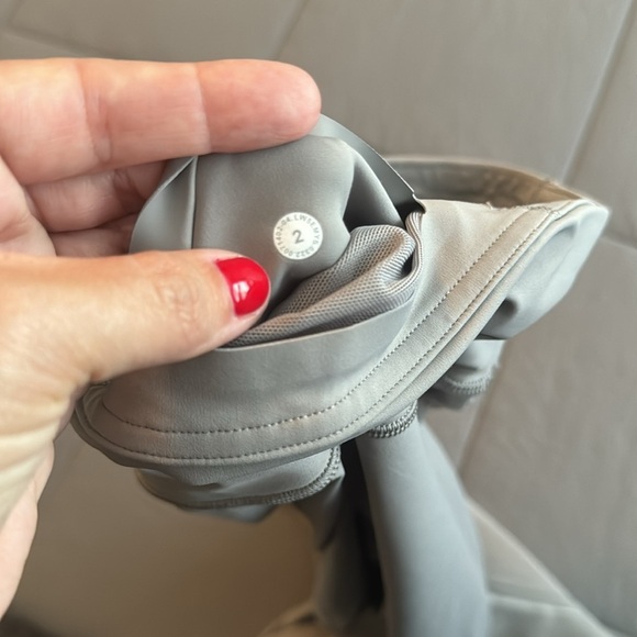 NWT Lululemon Base Pace High-Rise Reflective Tight 25" in GULL GREY - Picture 8 of 8